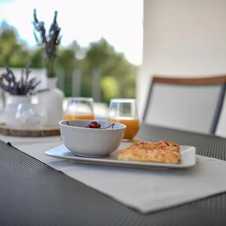 Villa New Buterin With Heated Pool