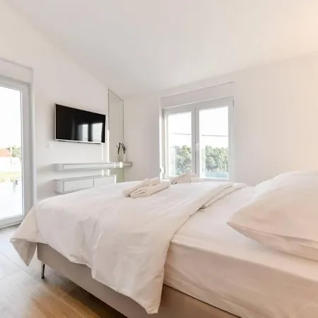 New Buterin With Heated Pool Villa *